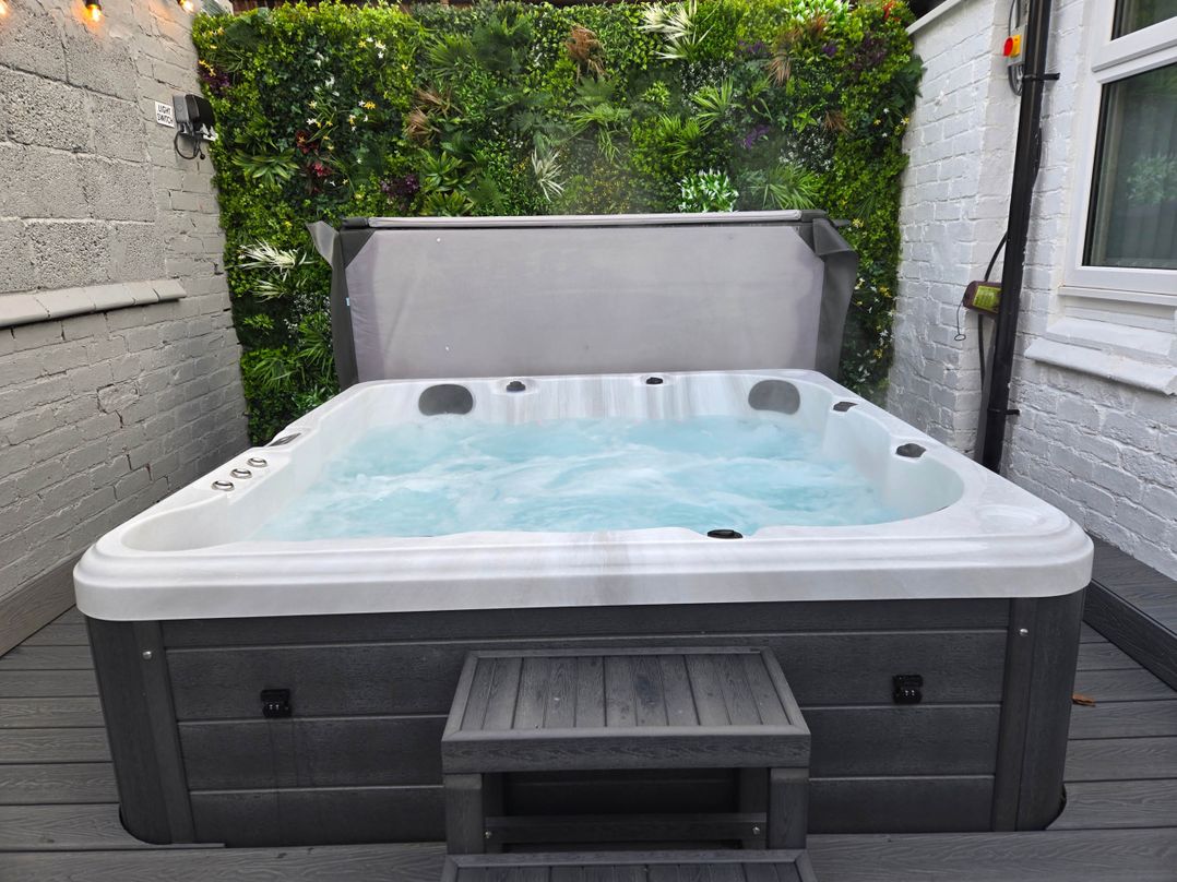 Town apartment with rooftop hot tub and views