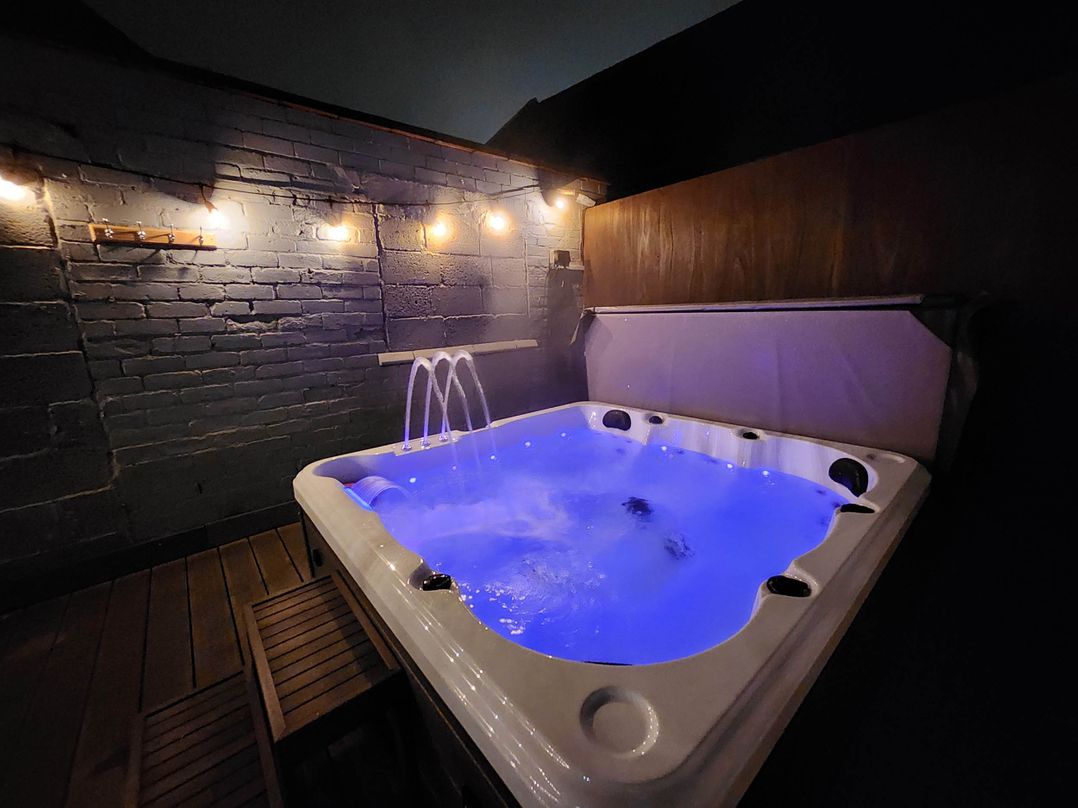 Town apartment with rooftop hot tub and views