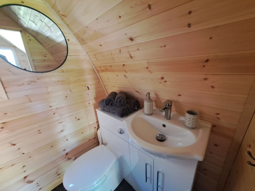 Peaceful pod with bay views, walk to 3 beaches