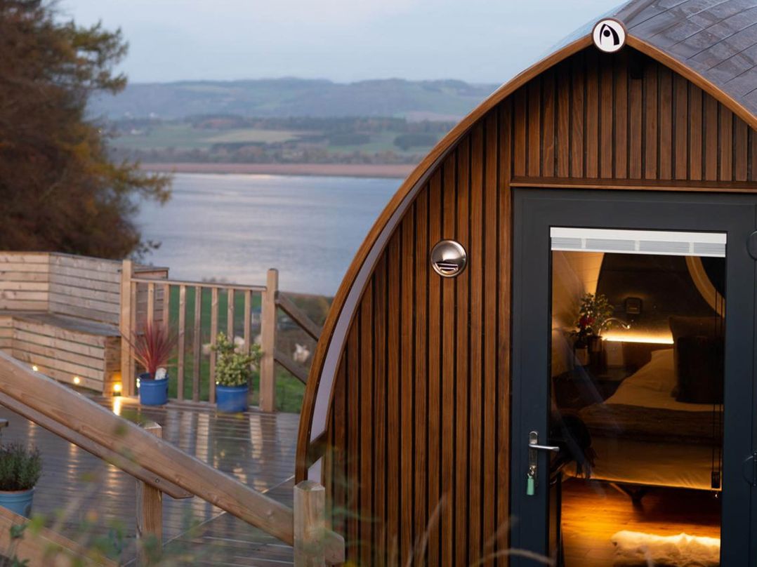 Hillside hot tub cabin with River Tay views