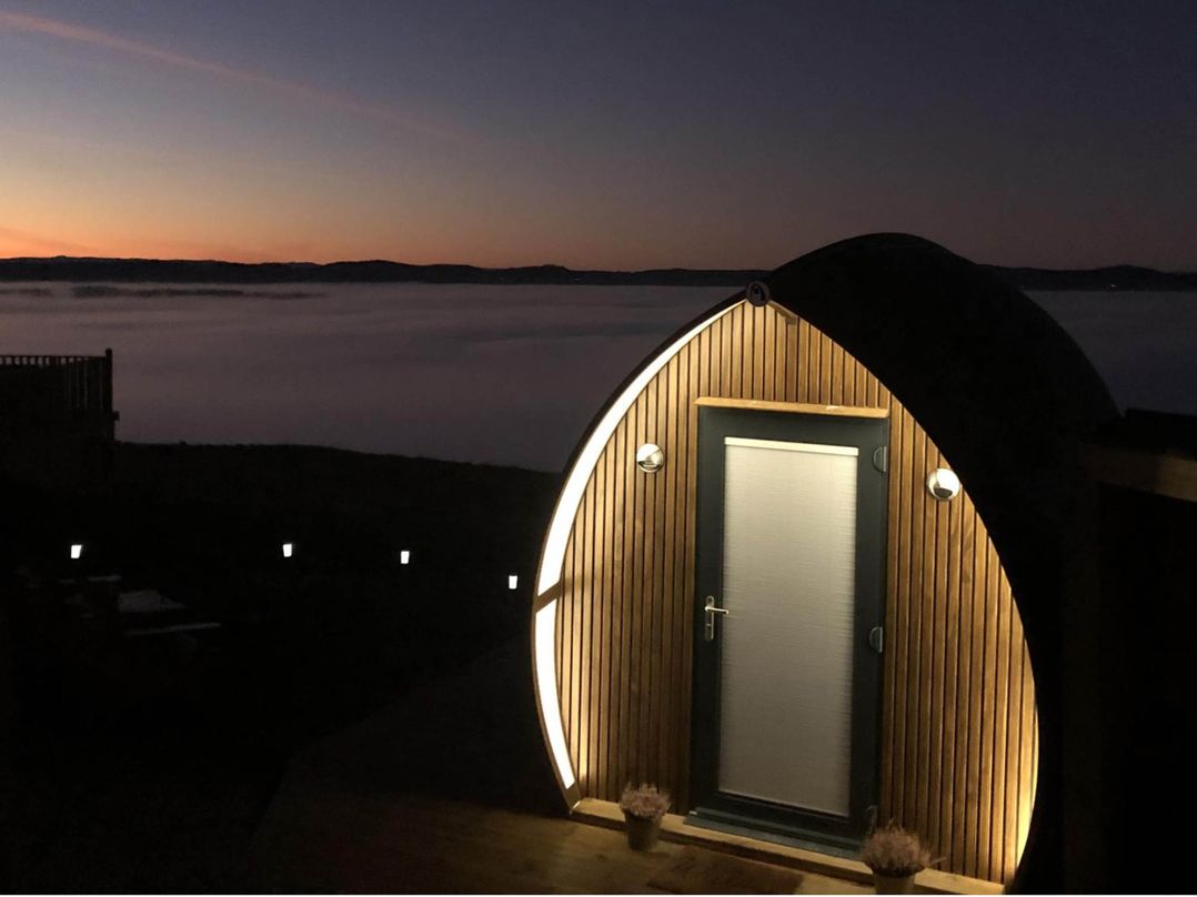 Hillside hot tub cabin with River Tay views