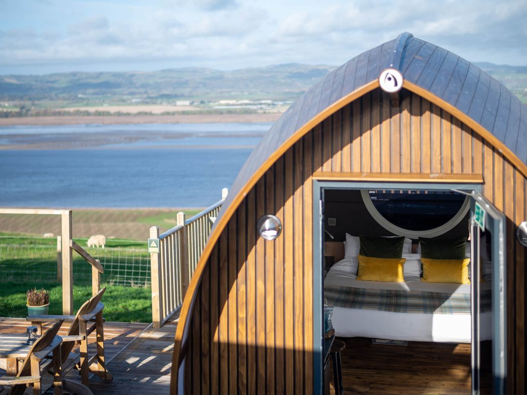 Hillside hot tub cabin with River Tay views