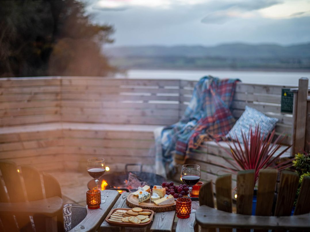 Hillside hot tub cabin with River Tay views