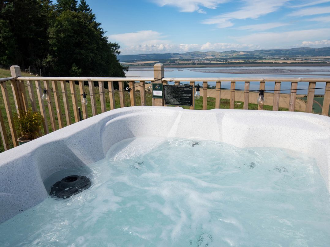 Hillside hot tub cabin with River Tay views