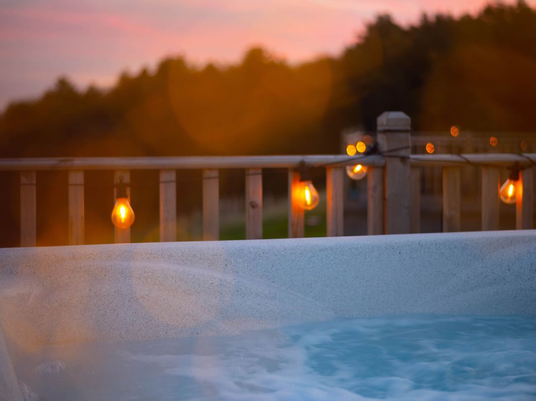 Hillside hot tub cabin with River Tay views