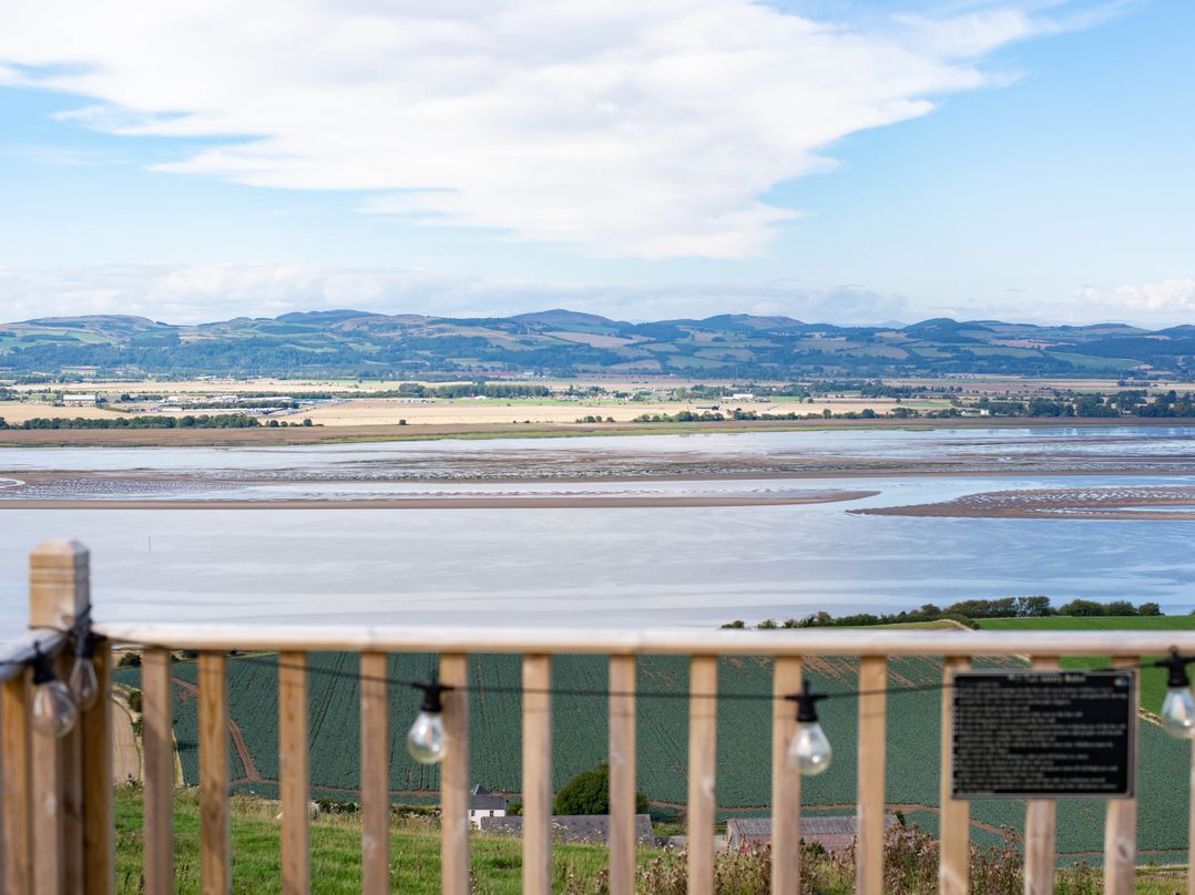 Hillside hot tub cabin with River Tay views