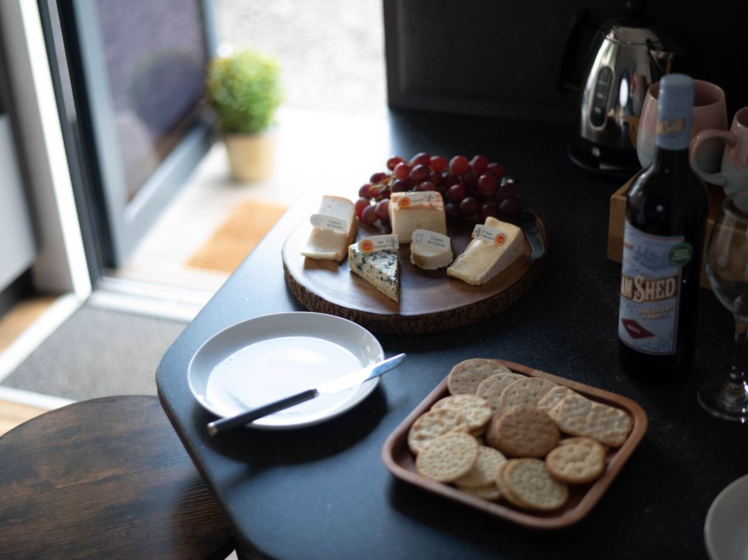 Hillside hot tub cabin with River Tay views