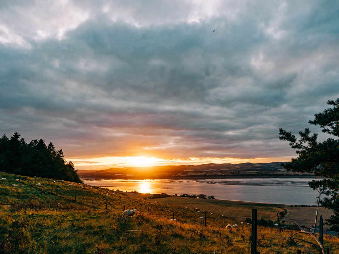 Hillside hot tub cabin with River Tay views