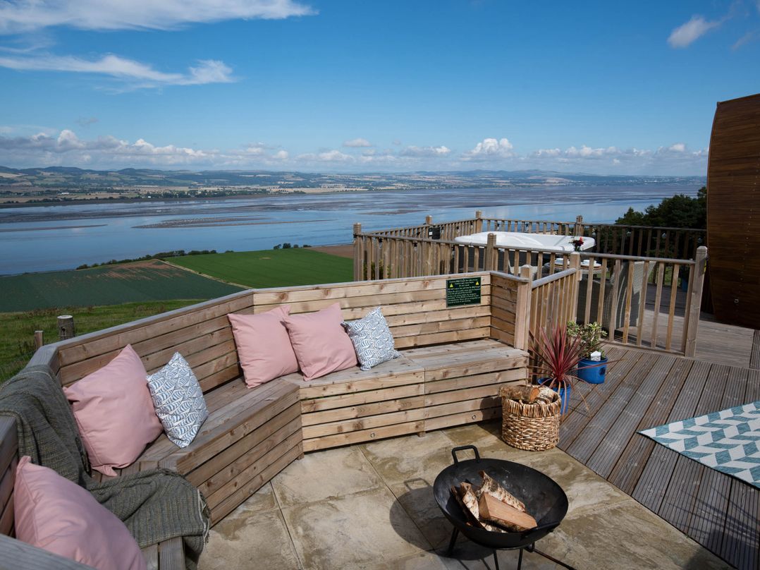 Hillside hot tub cabin with River Tay views