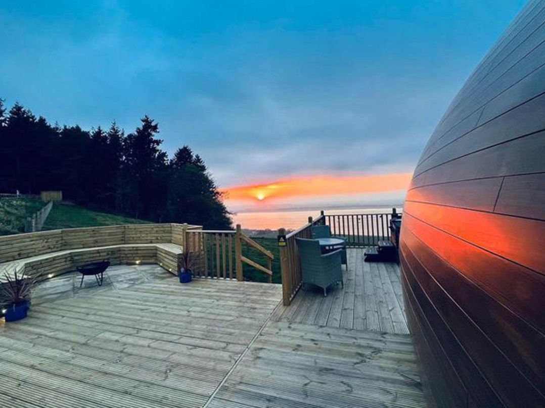 Hillside hot tub cabin with River Tay views