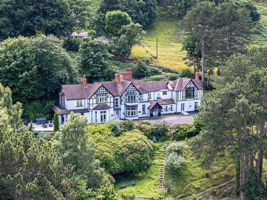 Tudor hall with hot tub, games room and sea views