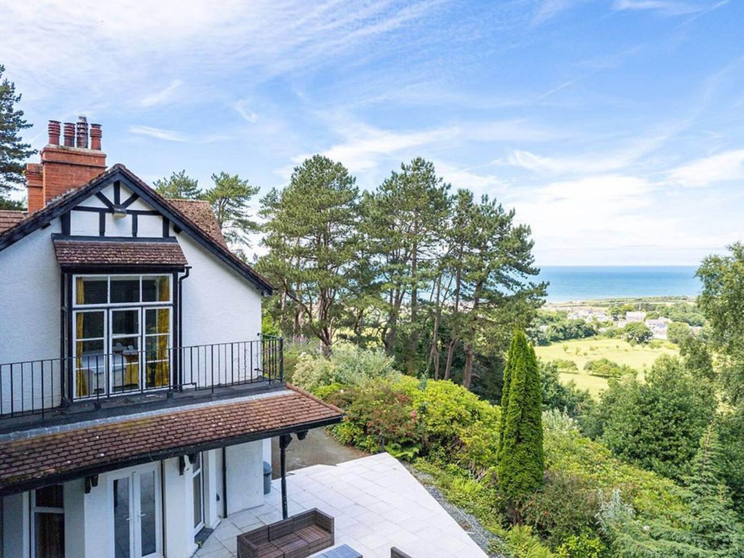 Tudor hall with hot tub, games room and sea views