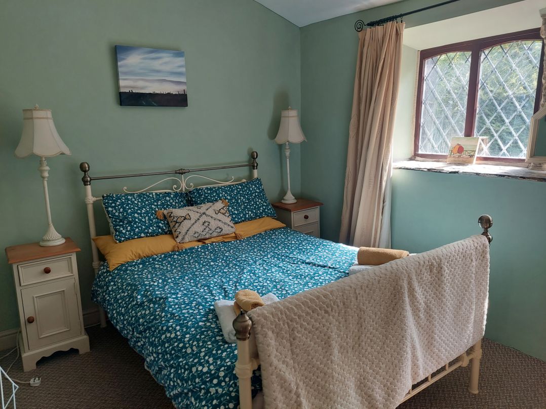 Pet-friendly cottage with walks from the door
