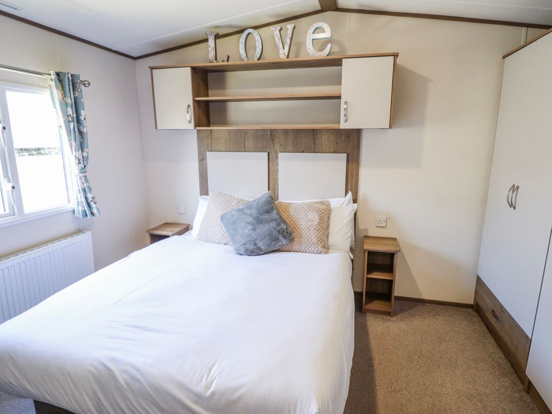 39 Larch View with hot tub