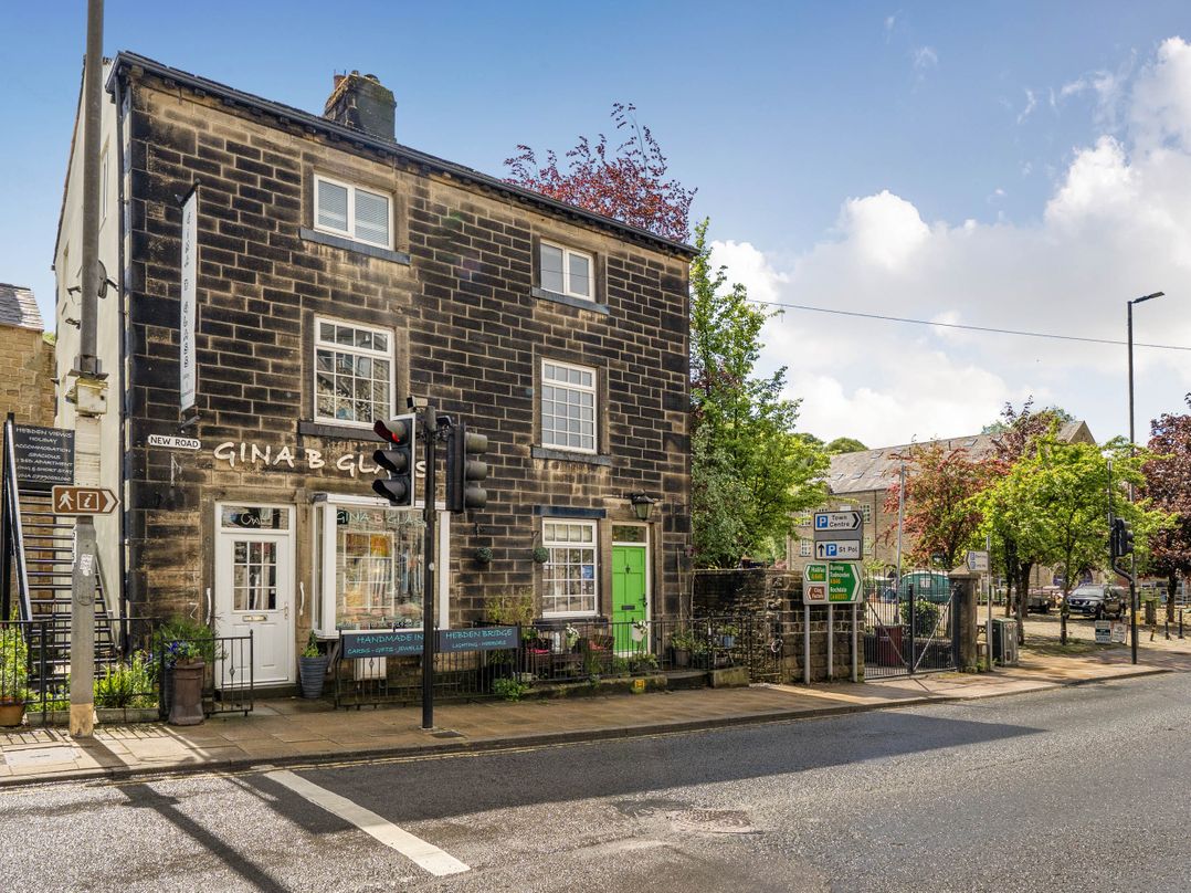 Hebden Bridge - House - Sleeps 8 - Pet Friendly