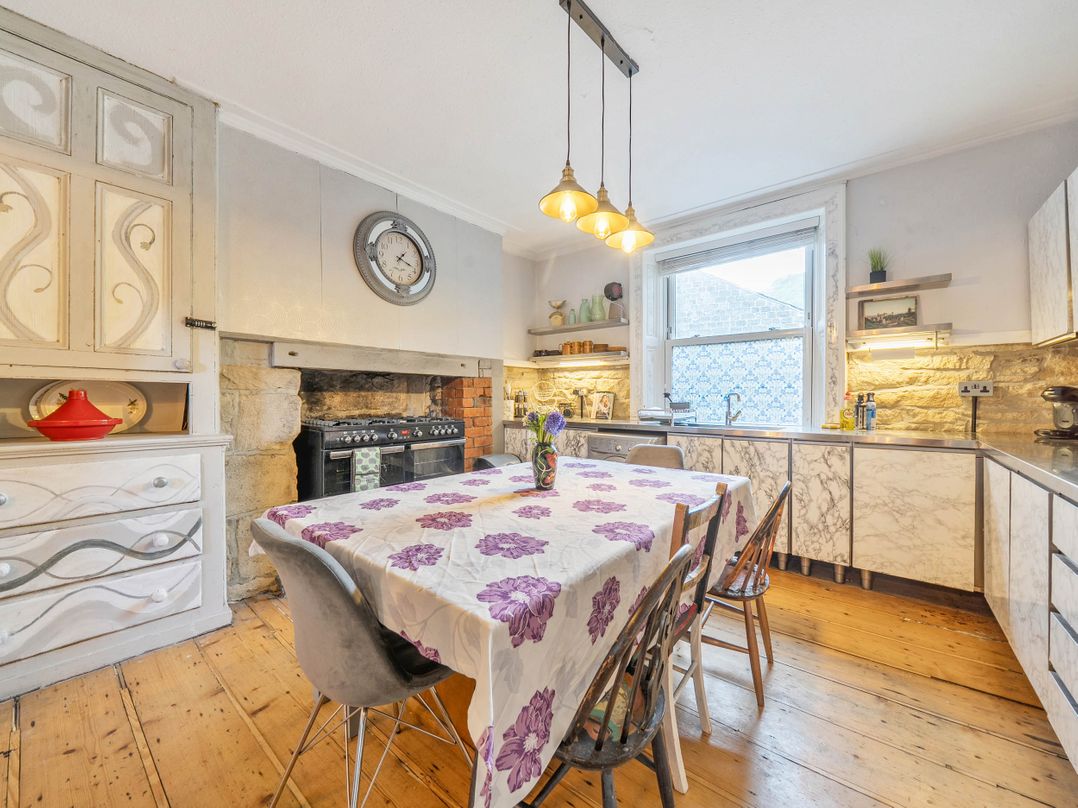 Hebden Bridge - House - Sleeps 8 - Pet Friendly