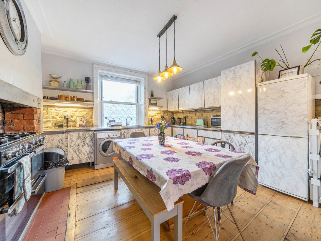 Hebden Bridge - House - Sleeps 8 - Pet Friendly