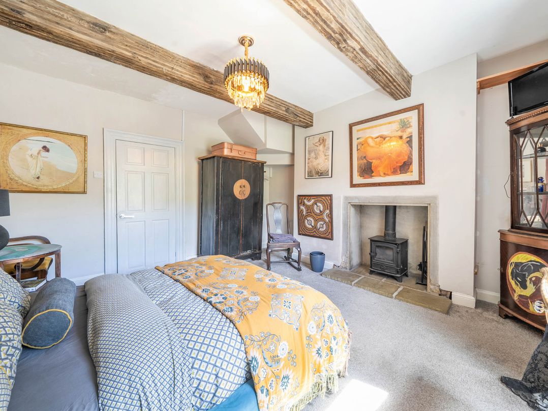Hebden Bridge - House - Sleeps 8 - Pet Friendly