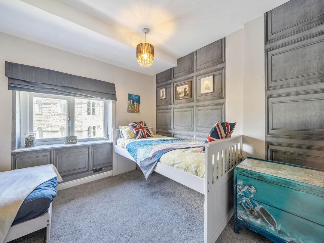 Hebden Bridge - House - Sleeps 8 - Pet Friendly