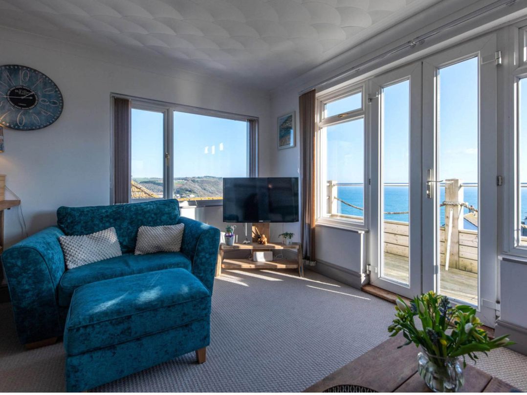 Sea View 1 Bed Flat - Pets - Balcony - Parking