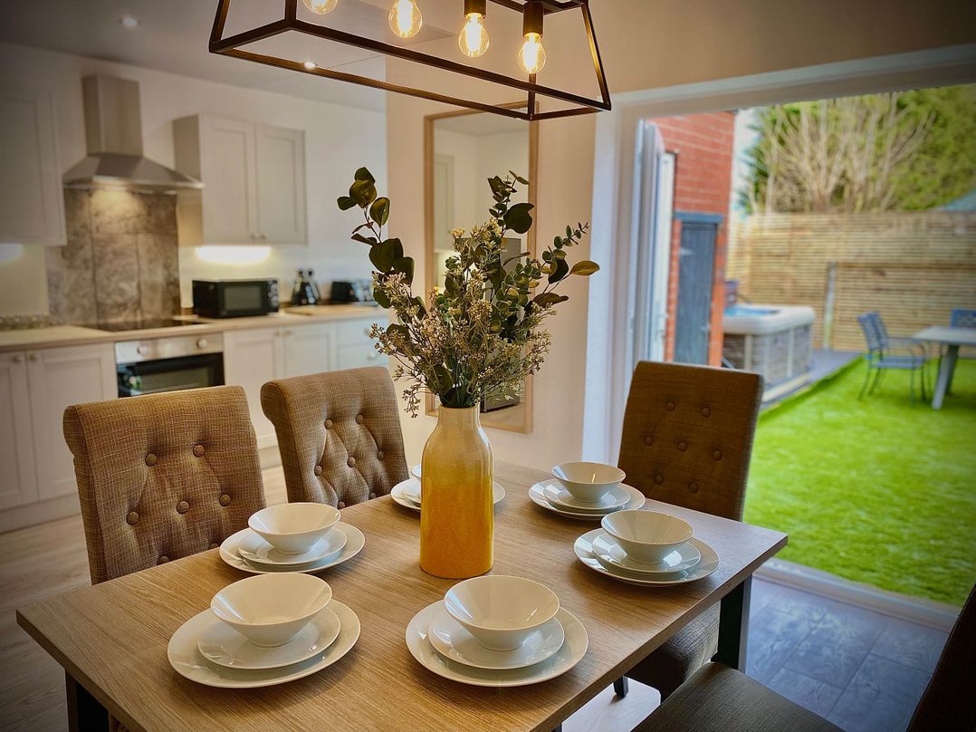 Family modern 3 bedroom hot tub house