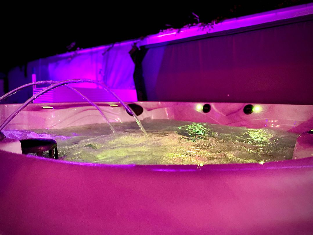 Family modern 3 bedroom hot tub house