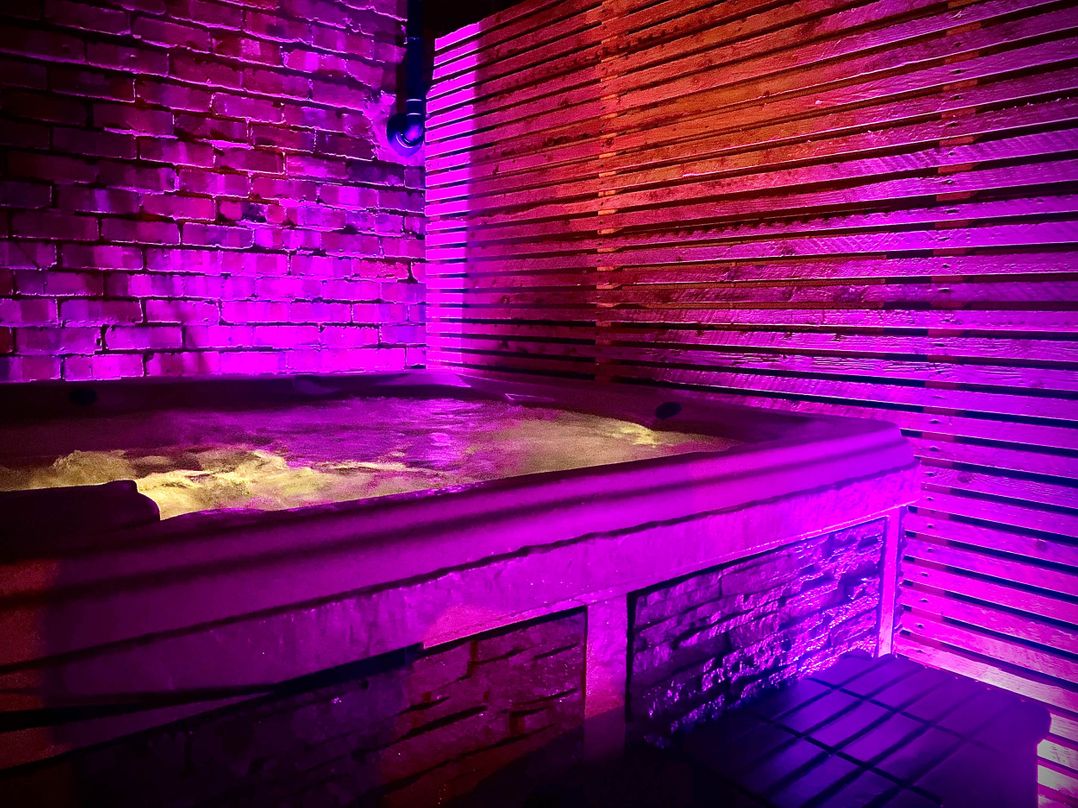 Family modern 3 bedroom hot tub house