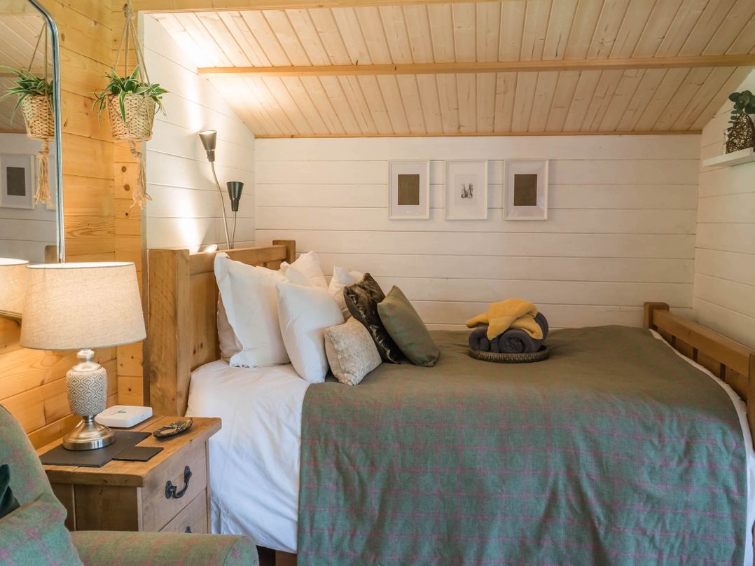 Cabin for 2 - Wood Burning Hot Tub & Fire