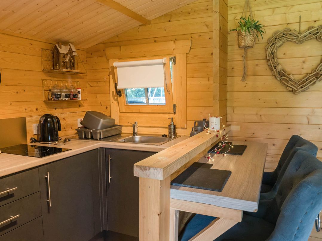 Cabin for 2 - Wood Burning Hot Tub & Fire