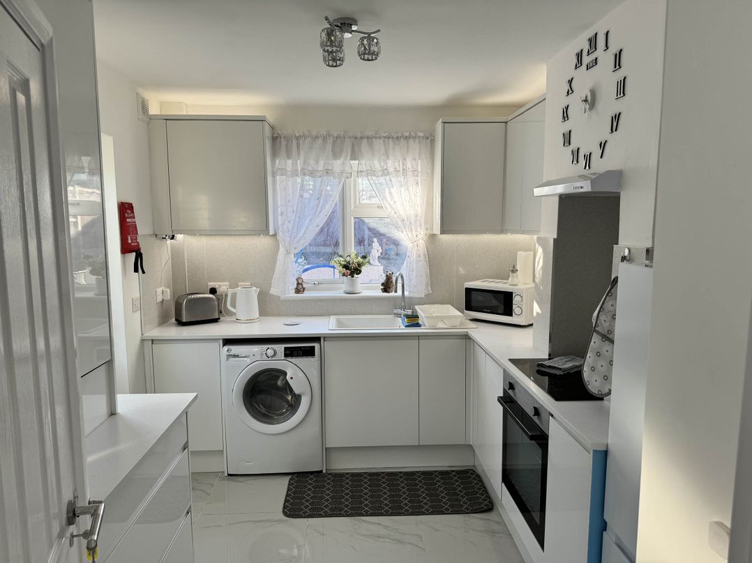 Modern 3-Bed Hideaway Near Westgate With Parking