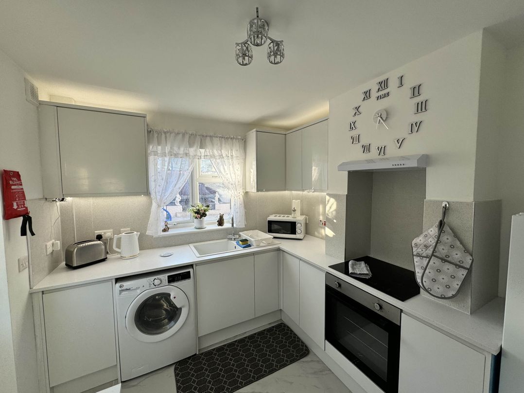 Modern 3-Bed Hideaway Near Westgate With Parking