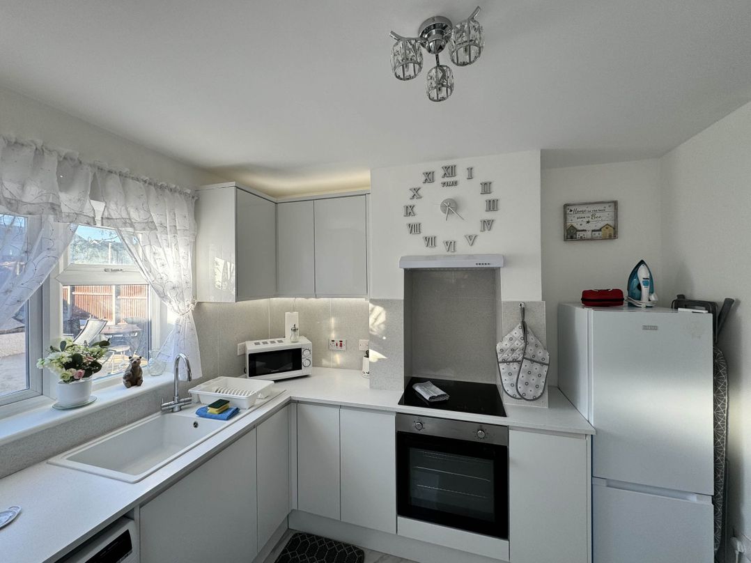 Modern 3-Bed Hideaway Near Westgate With Parking