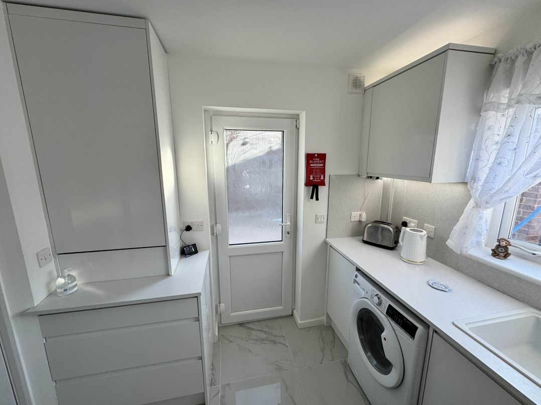 Modern 3-Bed Hideaway Near Westgate With Parking