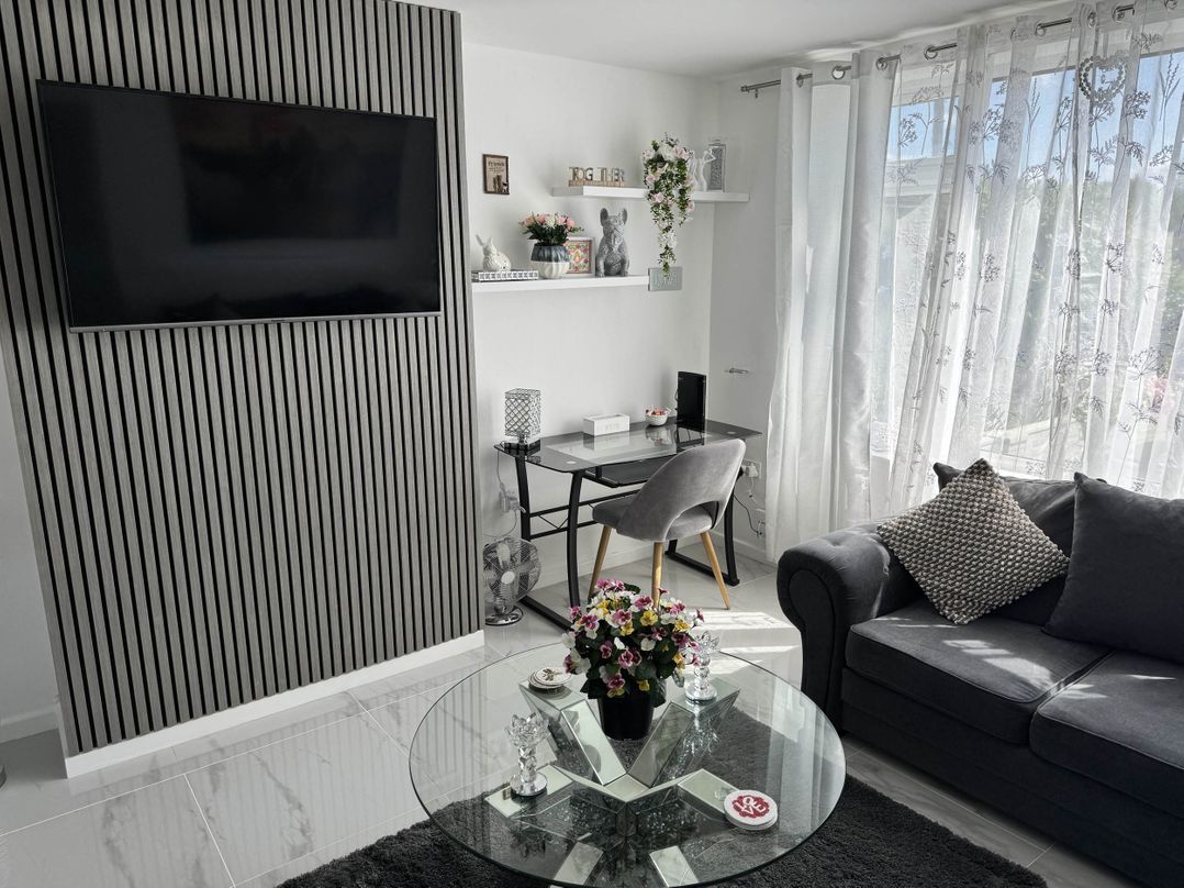 Modern 3-Bed Hideaway Near Westgate With Parking