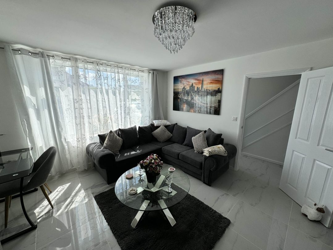 Modern 3-Bed Hideaway Near Westgate With Parking