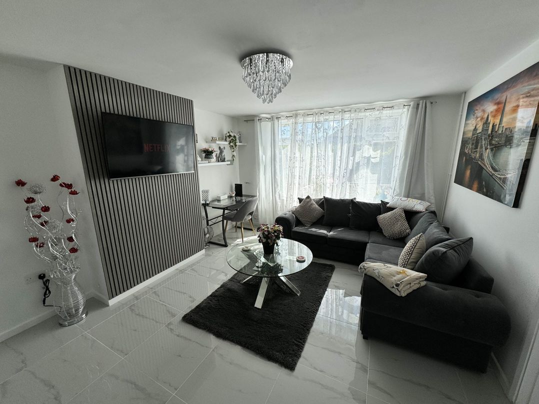 Modern 3-Bed Hideaway Near Westgate With Parking
