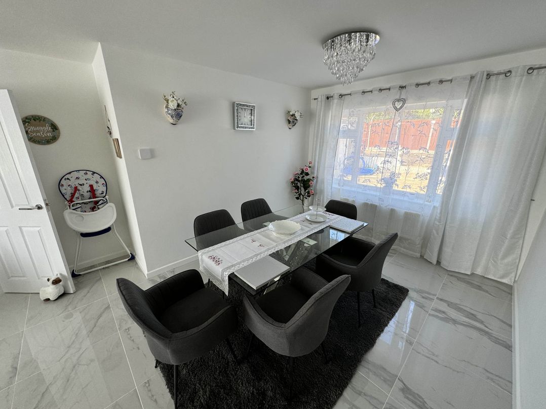 Modern 3-Bed Hideaway Near Westgate With Parking