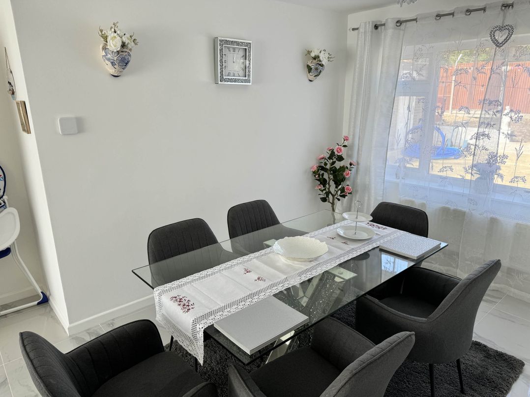 Modern 3-Bed Hideaway Near Westgate With Parking