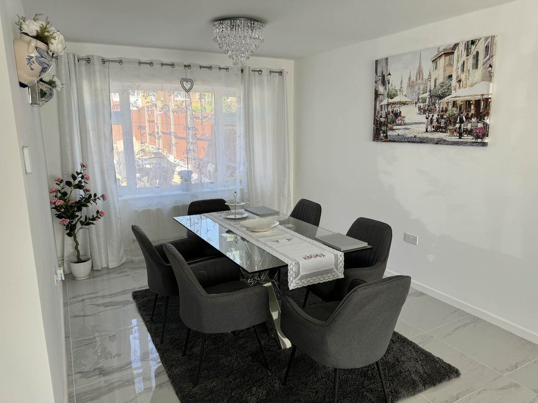 Modern 3-Bed Hideaway Near Westgate With Parking