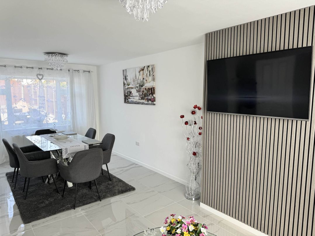 Modern 3-Bed Hideaway Near Westgate With Parking