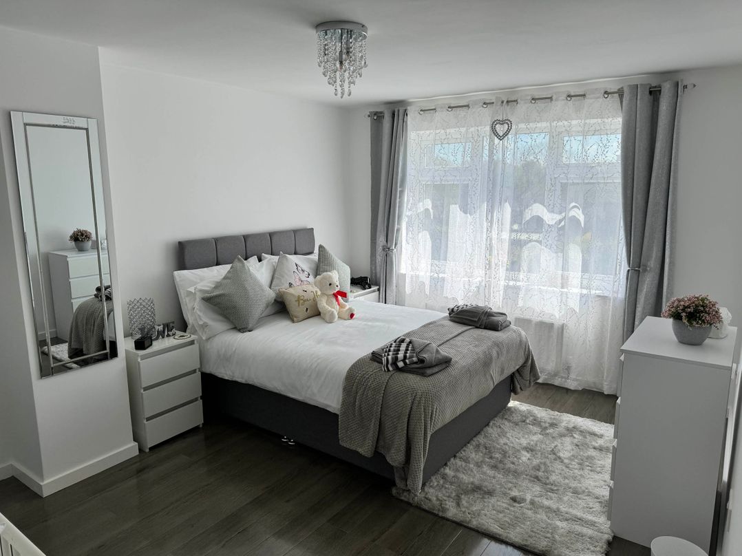 Modern 3-Bed Hideaway Near Westgate With Parking