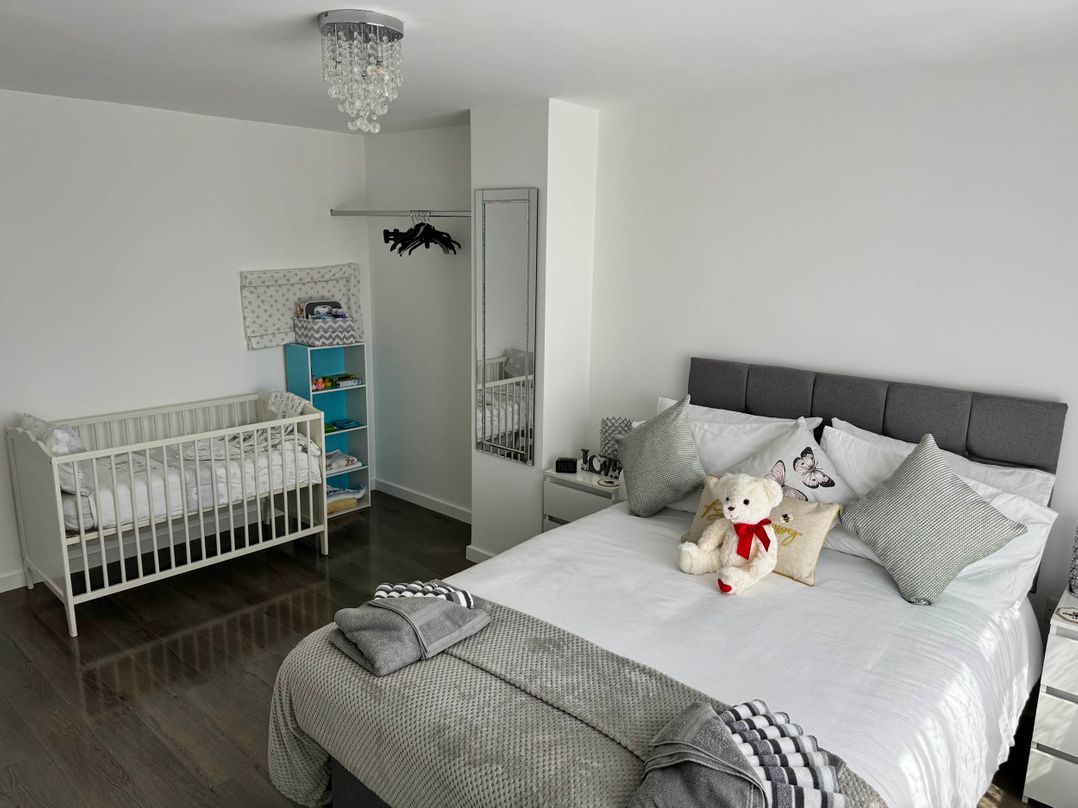 Modern 3-Bed Hideaway Near Westgate With Parking