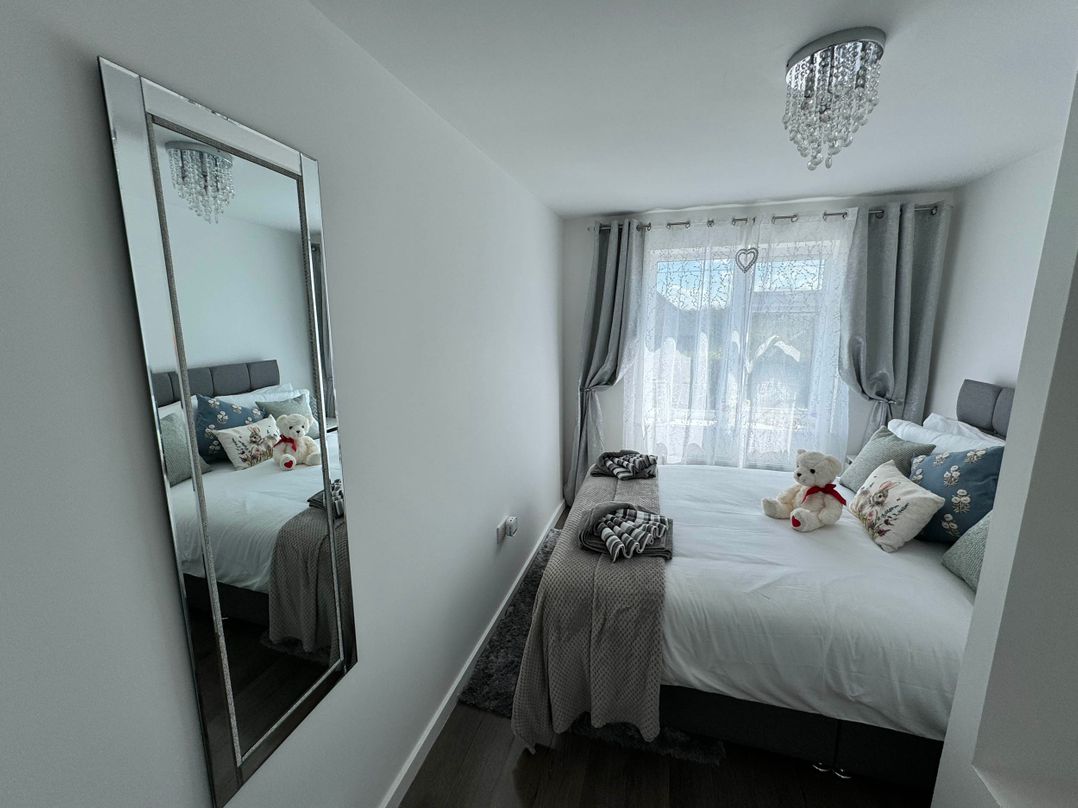 Modern 3-Bed Hideaway Near Westgate With Parking