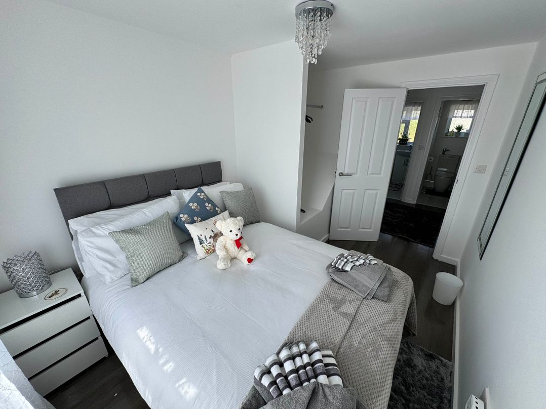 Modern 3-Bed Hideaway Near Westgate With Parking