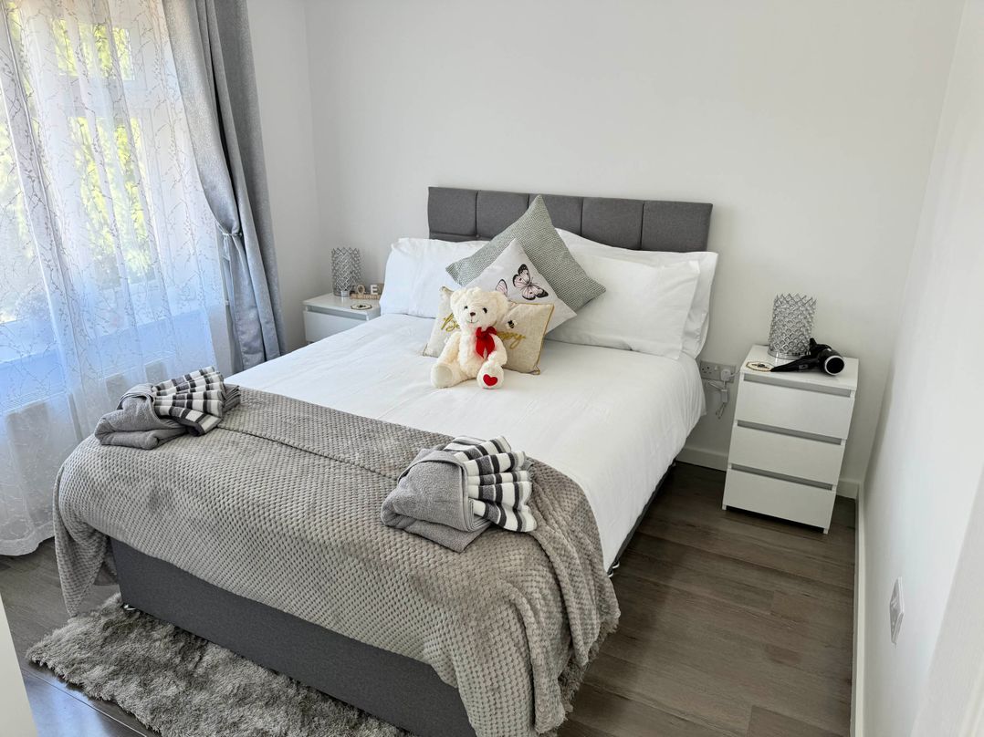 Modern 3-Bed Hideaway Near Westgate With Parking