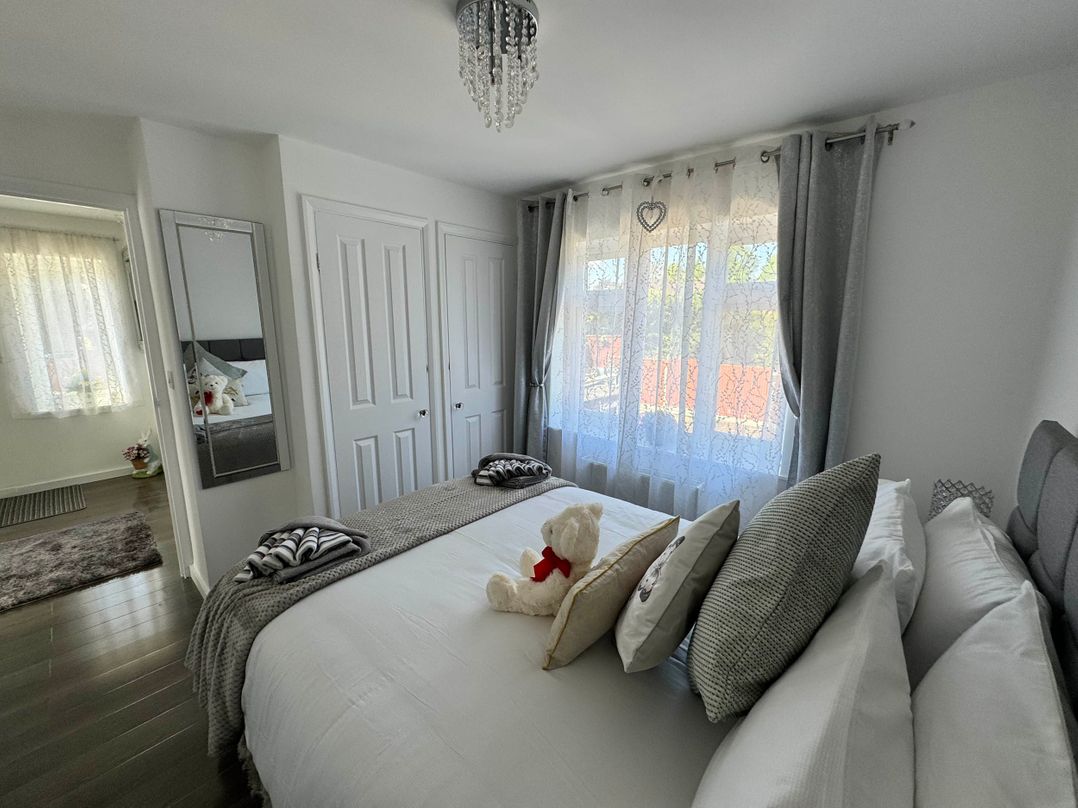 Modern 3-Bed Hideaway Near Westgate With Parking