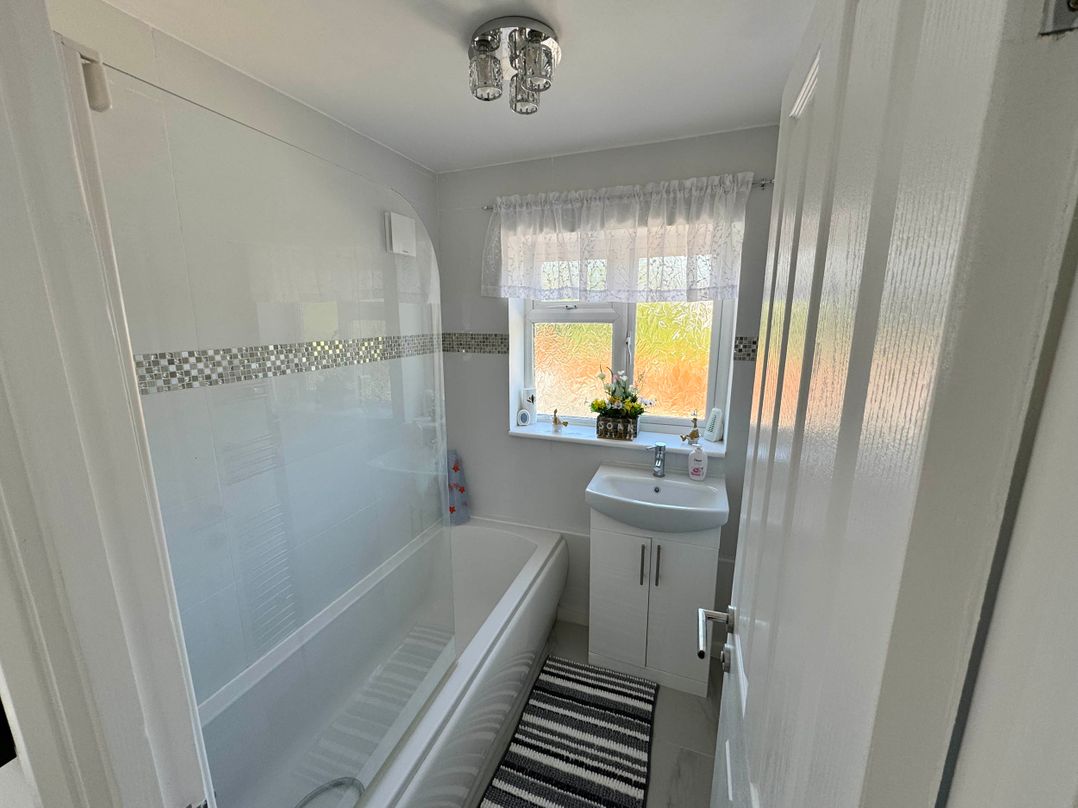 Modern 3-Bed Hideaway Near Westgate With Parking