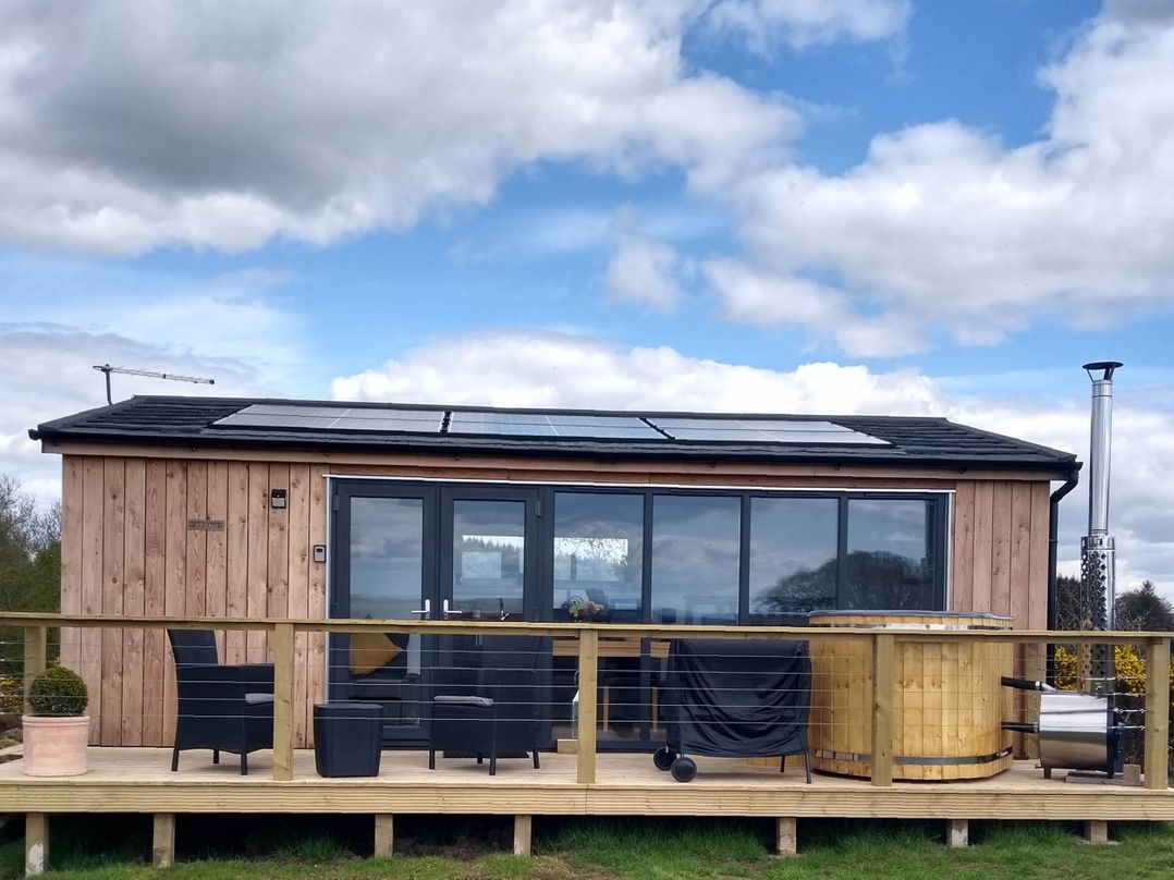 Cleeves Cabins 1, Ailsa Luxury Lodge with hot tub