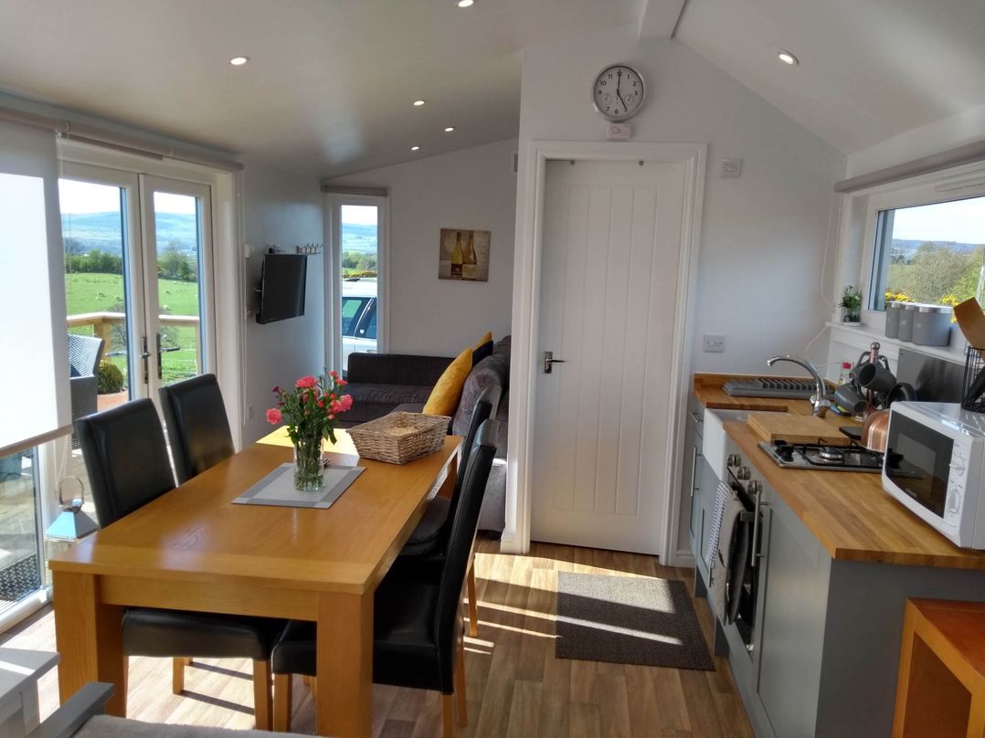 Cleeves Cabins 1, Ailsa Luxury Lodge with hot tub