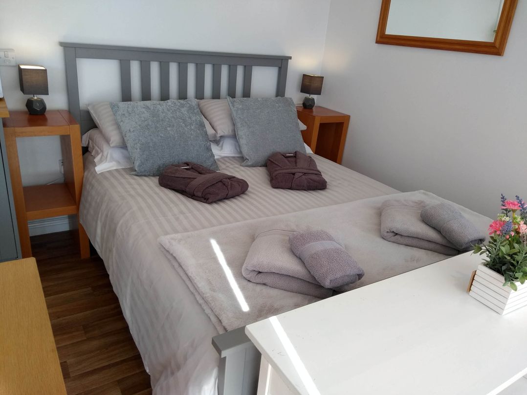 Cleeves Cabins 1, Ailsa Luxury Lodge with hot tub